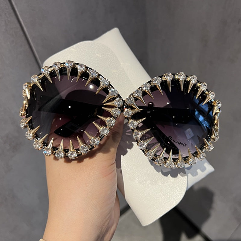 Damen stilvolle Oversize-Sonnenbrille mit auffälligem Nieten-Design Karnz