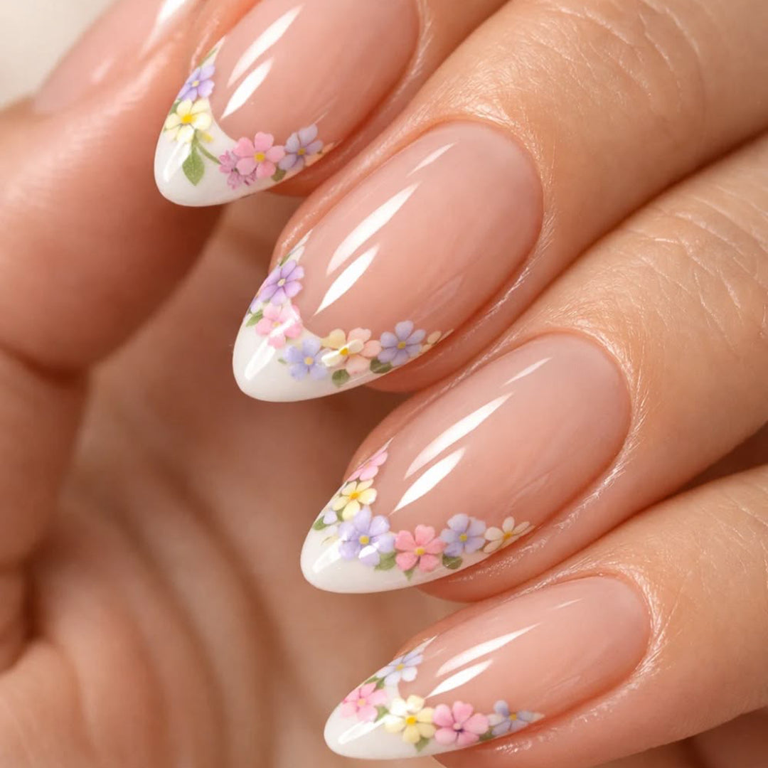 Stylische Stiletto-Nägel mit floralem Design Karnz