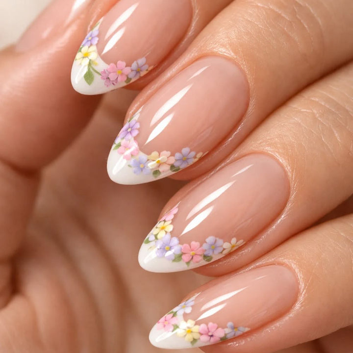 Stylische Stiletto-Nägel mit floralem Design Karnz