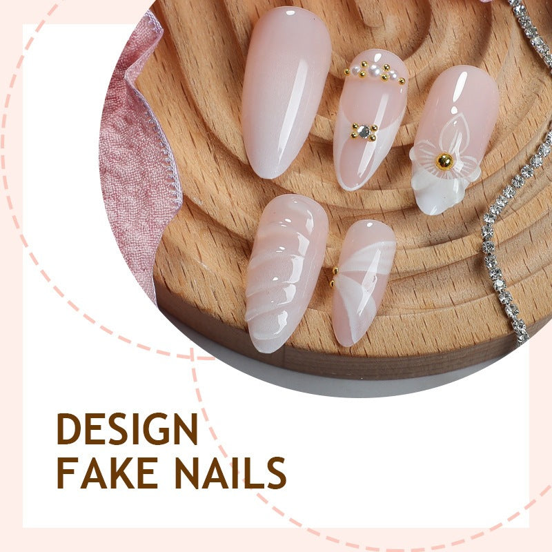 Kunstnagelset mit eleganten floralem Design und luxuriösen Akzenten Karnz