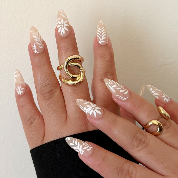 Stiletto-Nägel mit floralen Verzierungen Karnz