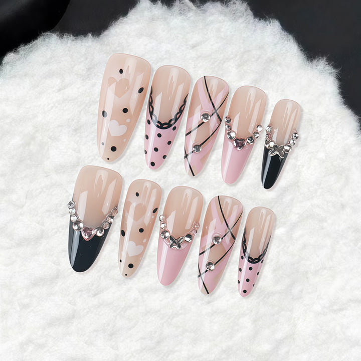 Künstlerisches Press-on-Nagelset mit eleganten Mustern und Edelsteinen Karnz