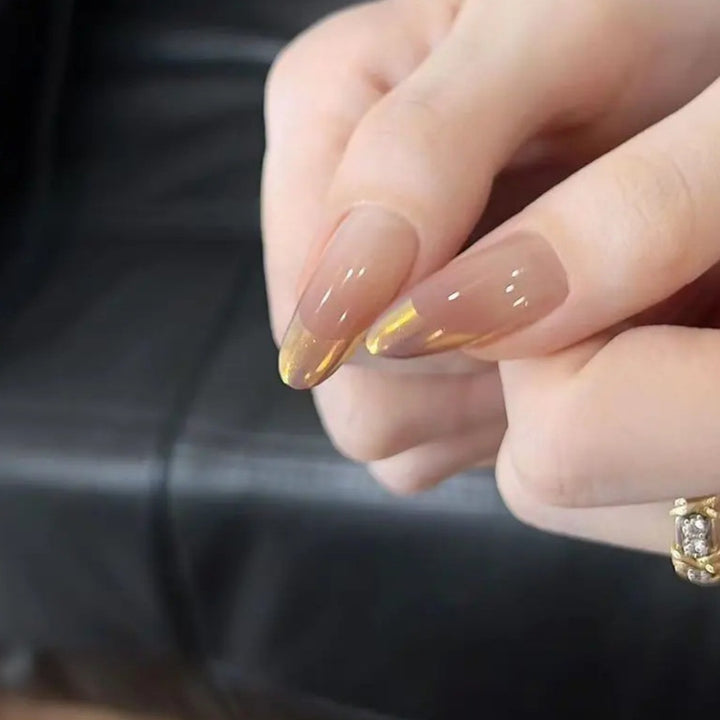 Kunstnägel mit Elegantem Farbverlauf und Metallic Akzenten Karnz