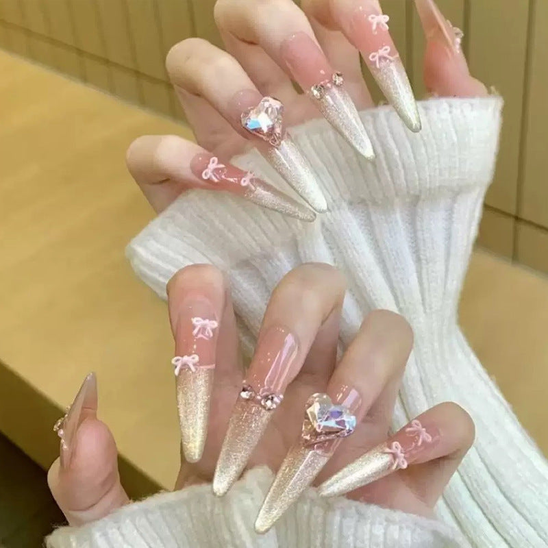 Kunstnagelset mit funkelnden Spitzen und zarten Schleifenverzierungen Karnz