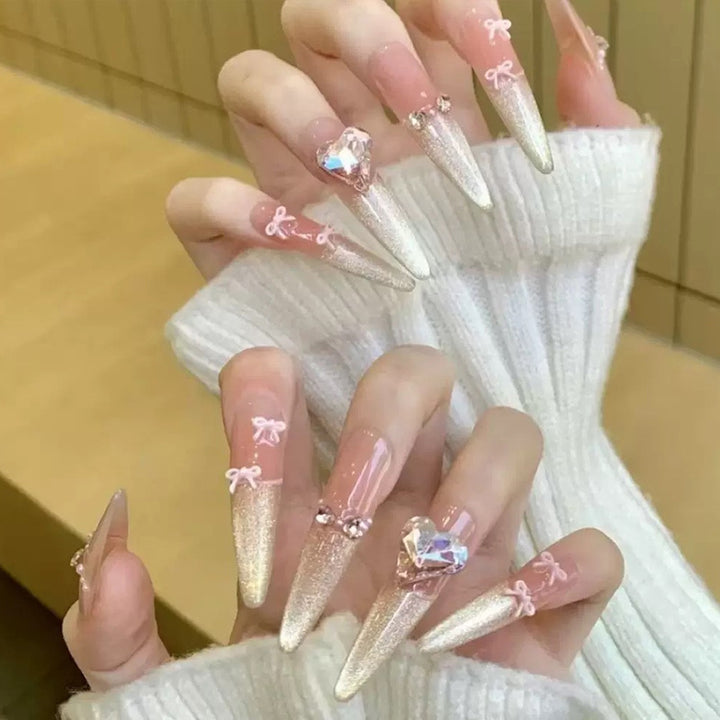 Kunstnagelset mit funkelnden Spitzen und zarten Schleifenverzierungen Karnz