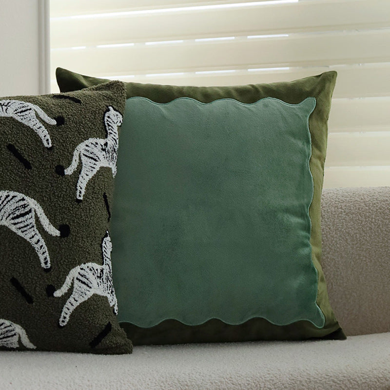 Quadratischer Zierkissenbezug im Teddy‑Bouclé mit erhabener Zebra‑Tuftapplikation Karnz