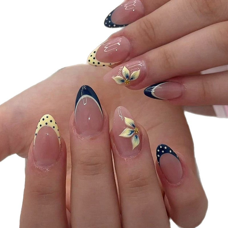 Künstlerisches Florales Acryl-Nageldesign Karnz