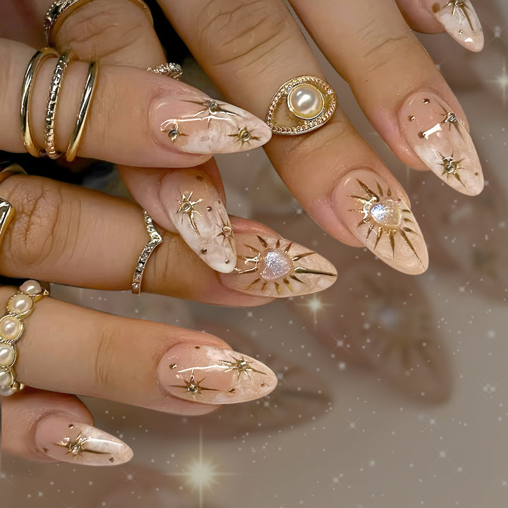 Dekoratives Nagelkunst-Set mit luxuriösen metallischen Akzenten Karnz