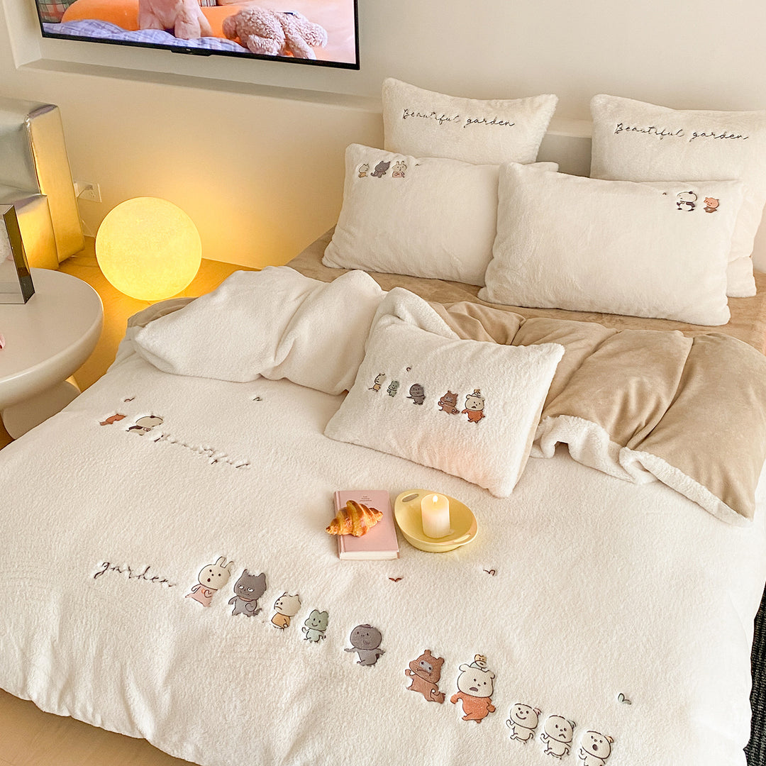 Flauschiges Bettwäsche-Set mit gestickten Cartoon-Tieren und Sherpa-Oberfläche