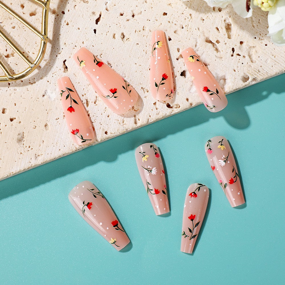 Elegante Kunstnägel mit floralen Verzierungen Karnz