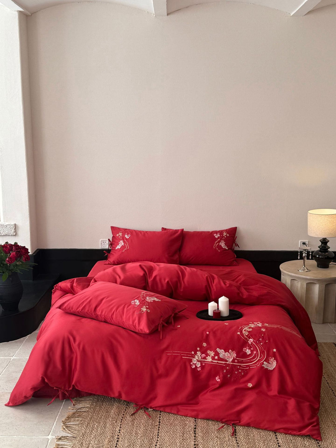Feinseidige Satin-Bettwäsche-Garnitur mit zarter Blumenstickerei und Bindebändern Karnz