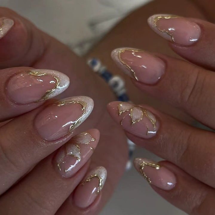 Elegante glänzende French Tip Press-On Nägel mit goldenen Akzenten