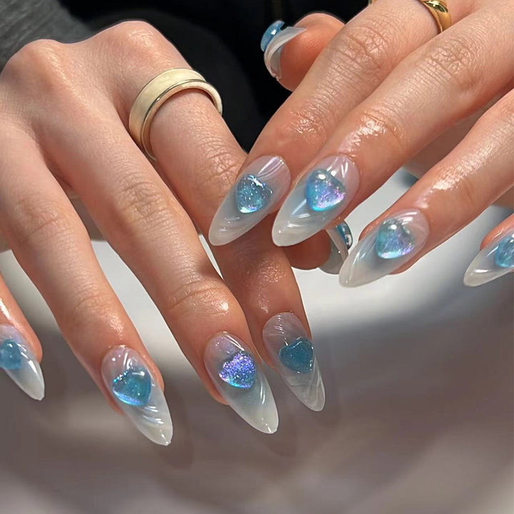 Kunstvolle Stiletto-Nägel mit Herz-Design Karnz