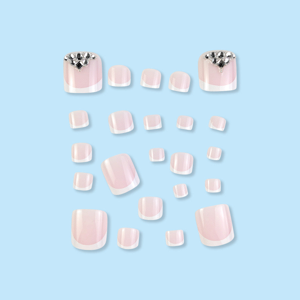 Fußnagelkunstset mit eleganten French-Spitzen und funkelnden Strassdetails Karnz