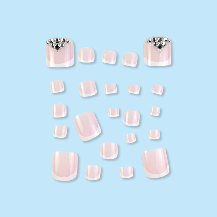Fußnagelkunstset mit eleganten French-Spitzen und funkelnden Strassdetails Karnz