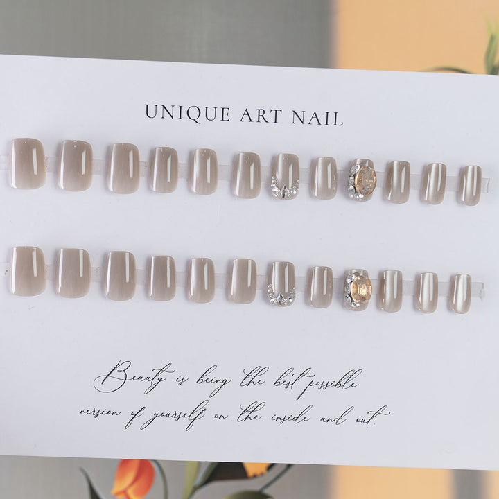 Dekorative Nagelkunst mit Strass-Akzenten