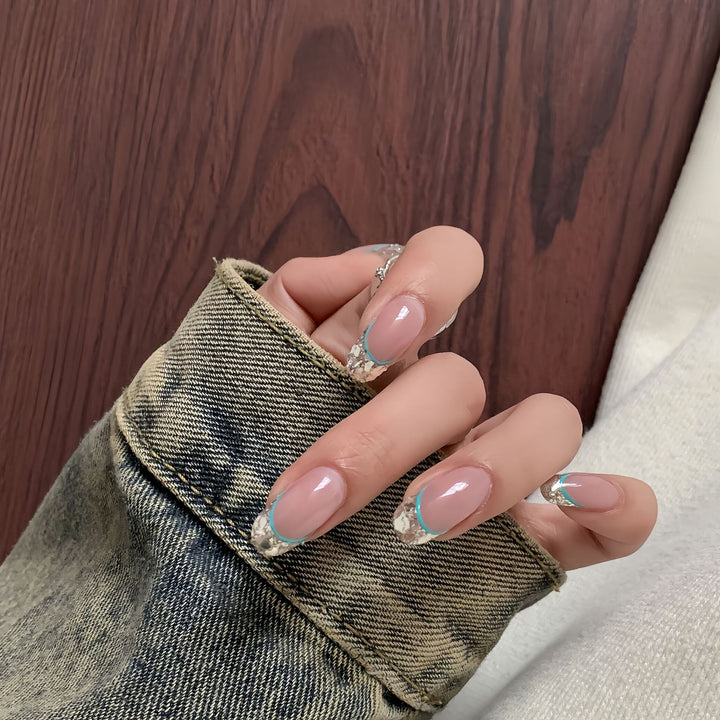 Kunstnägel mit Schimmerndem Glitzer und Elegantem French-Tip Karnz
