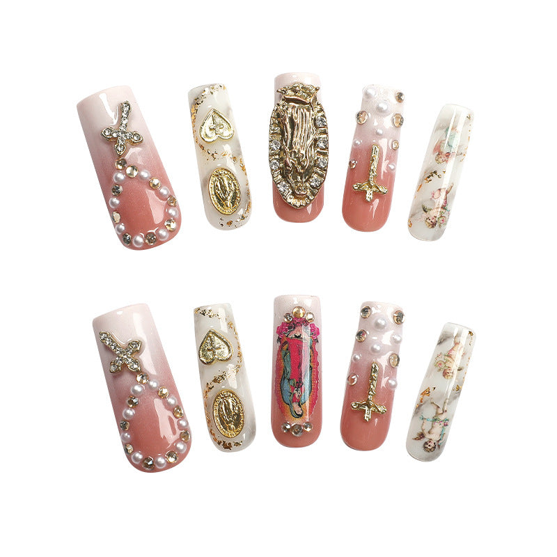 Glamouröses Kunstnagelset mit edlen Verzierungen und Glitzerakzenten Karnz