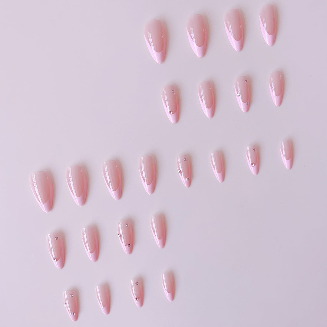 Kunstnagelset mit eleganten Glitzer-Akzenten Karnz