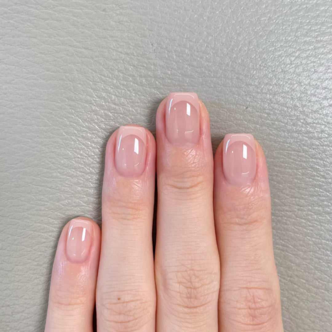 Elegante Maniküre mit Hochglanz-Finish Karnz