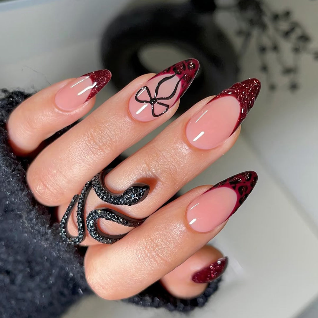 Künstlerische Stiletto Press-On Nägel mit einzigartigem schwarz-rotem Design Karnz