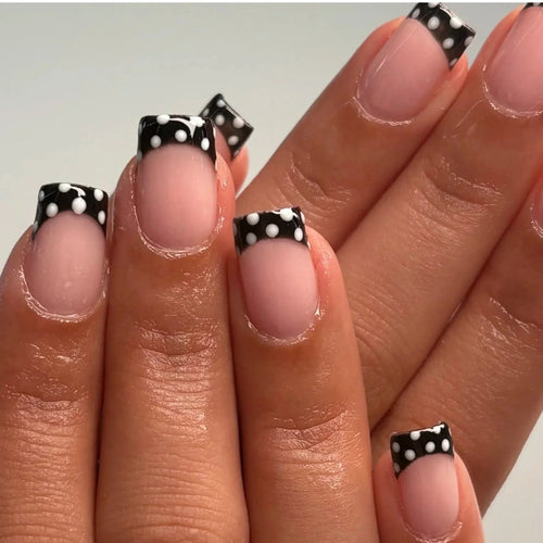 Stylisches French Tip Nagelkunst-Set Karnz