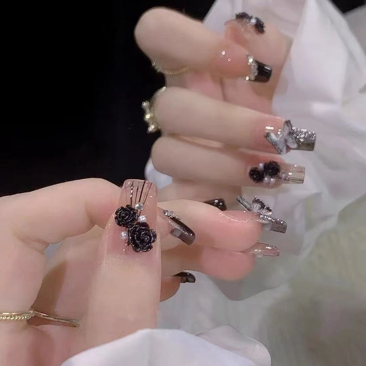 Elegantes Nageldesign mit Schleifen- und Strassdetails Karnz
