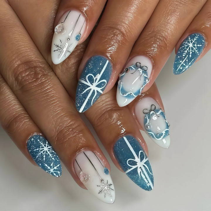 Kunstnägel Im Eleganten Winterdesign mit Glitzerakzenten Karnz