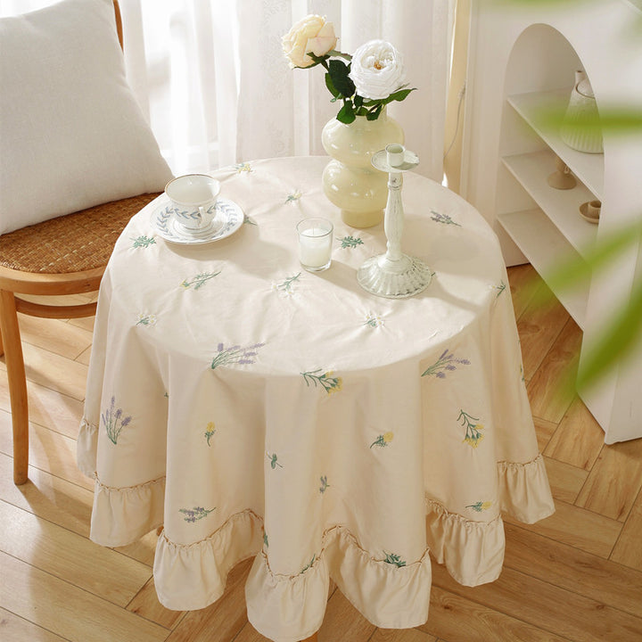 Elegante floral bestickte Tischdecke