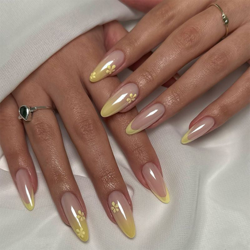 Florale Akzent-Gel-Nagelkunst Karnz