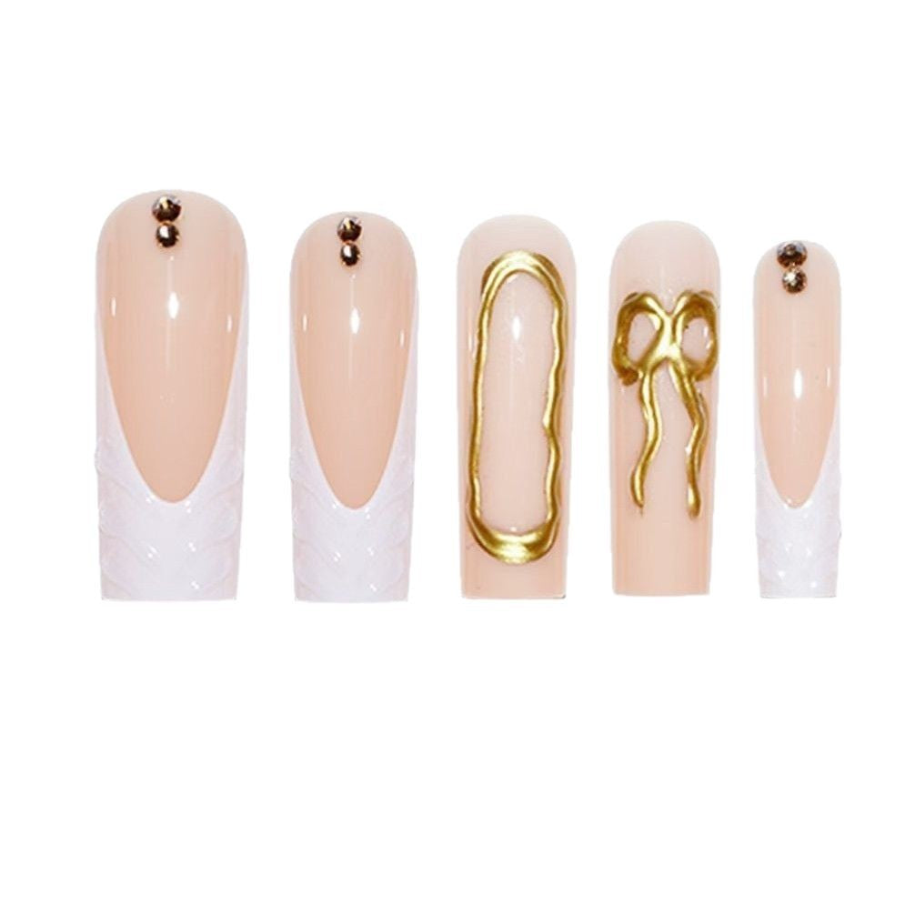 Künstlerisches 3D Press-On Nagelset mit dekorativen goldenen Akzenten Karnz
