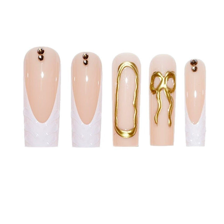 Künstlerisches 3D Press-On Nagelset mit dekorativen goldenen Akzenten Karnz
