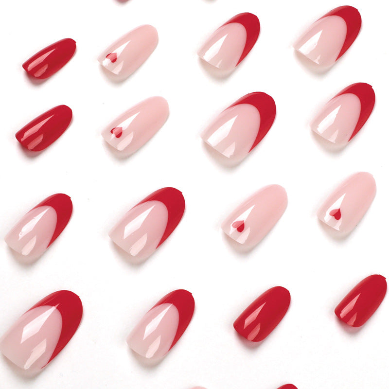 Elegante Nagelverlängerungen mit Herzdesign Karnz
