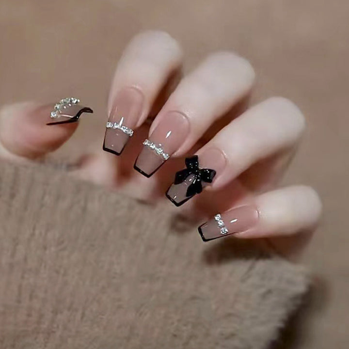 Stylisches Press-On-Nagelset mit dekorativen Akzenten