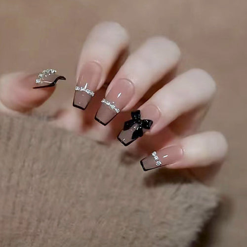 Stylisches Press-On-Nagelset mit dekorativen Akzenten