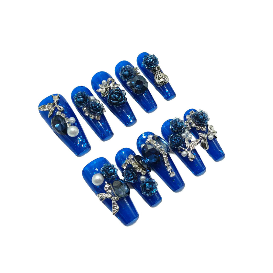 Glamouröse Kunstnägel mit floralem Schmuck Karnz