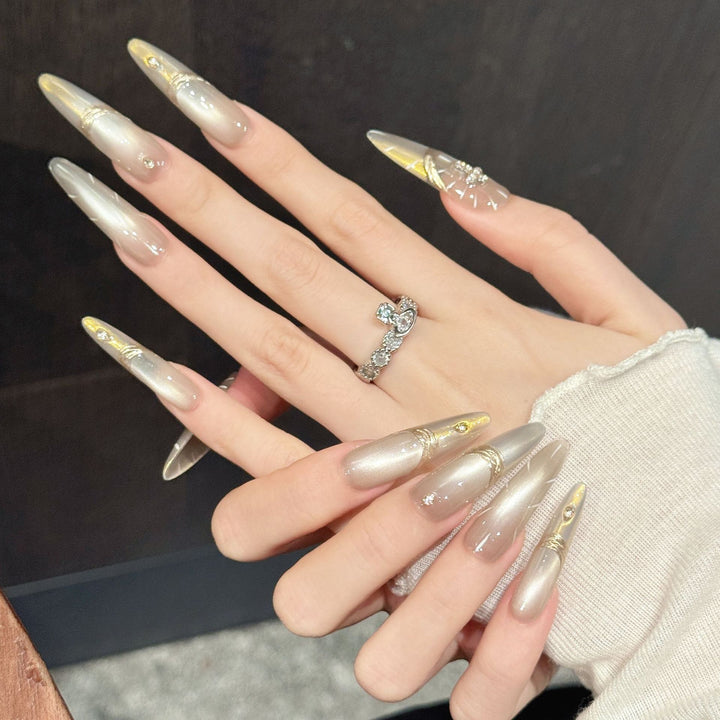 Premium Press-On-Nägelset mit eleganten Metallic-Akzenten