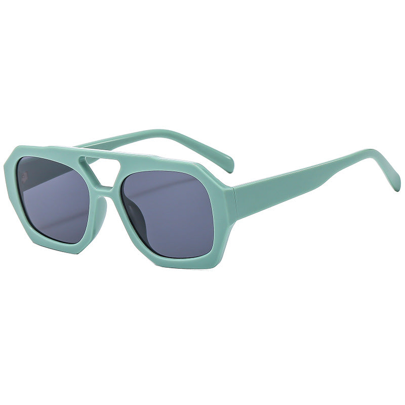 Damen Modische Sonnenbrille im zeitgenössischen Design Karnz