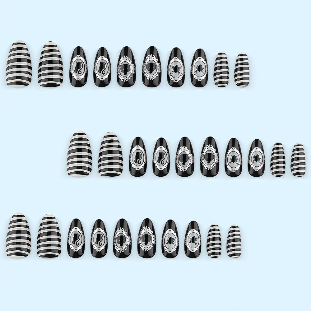 Kreatives Kunstnagelset mit schaurigen Motiven Karnz