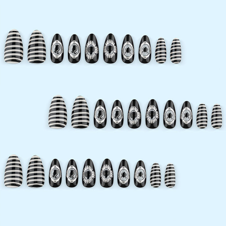 Kreatives Kunstnagelset mit schaurigen Motiven Karnz