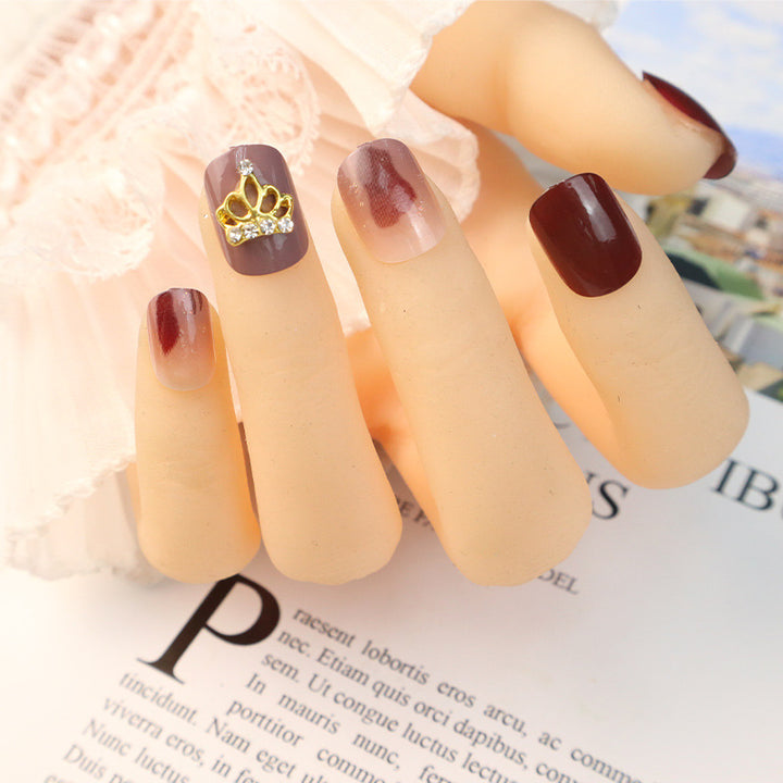 Dekoratives Press-On-Nagelset mit eleganten Kronenakzenten