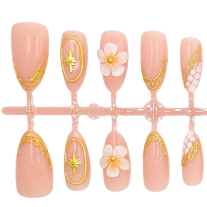Kunstnagelset mit eleganten Blumen- und Goldverzierungen Karnz