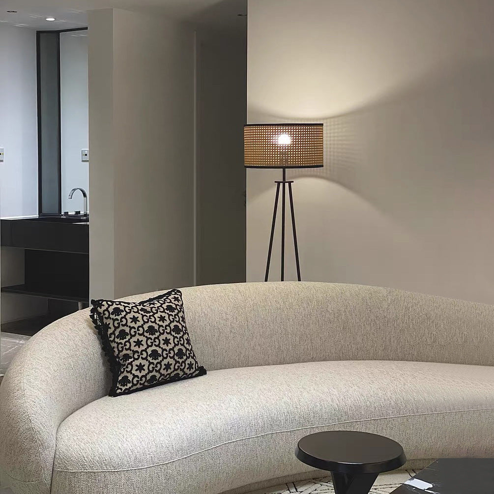 Stativ-Stehlampe mit geflochtenem Schirm