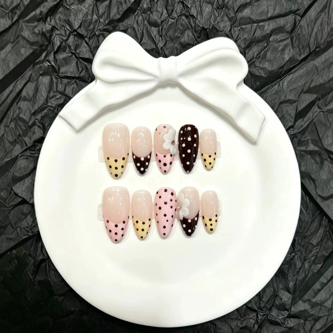 Verspieltes Tupfen Press-On Nagelset