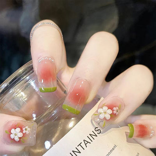 Kunstvolle Nagelkunst mit floralen Akzenten Karnz