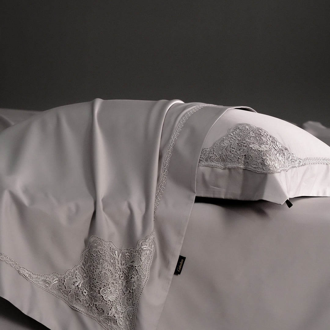 Premium Seide-Fühl Baumwollsatin Duvet Cover Set mit zarter Ecken-Spitzenstickerei und tiefen Kissenbezügen