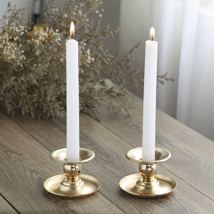 Vintage-inspirierter solider Metallkerzenhalter mit breiter Tropfschale und ausgestelltem Becher Karnz
