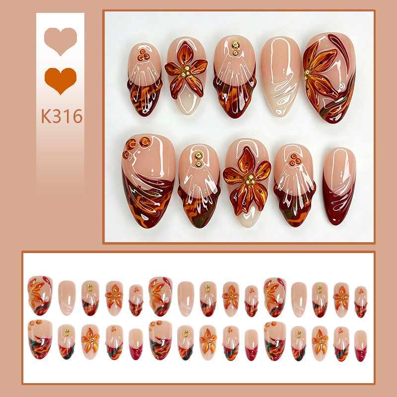 Kunstnagelset mit floralen 3D-Applikationen und eleganten Glitzelementen Karnz