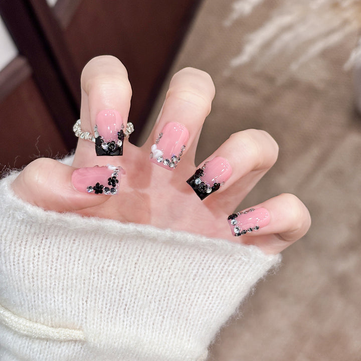 Dekorative Glam Nagelspitzen