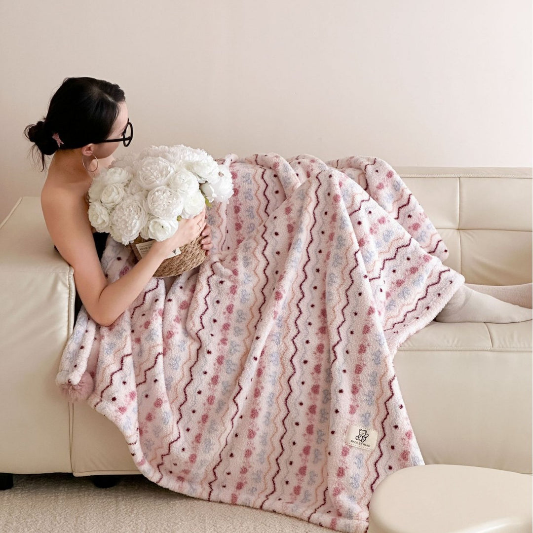Große kuschelige Wohndecke im Nordic-Boho-Muster mit Pompon-Quasten
